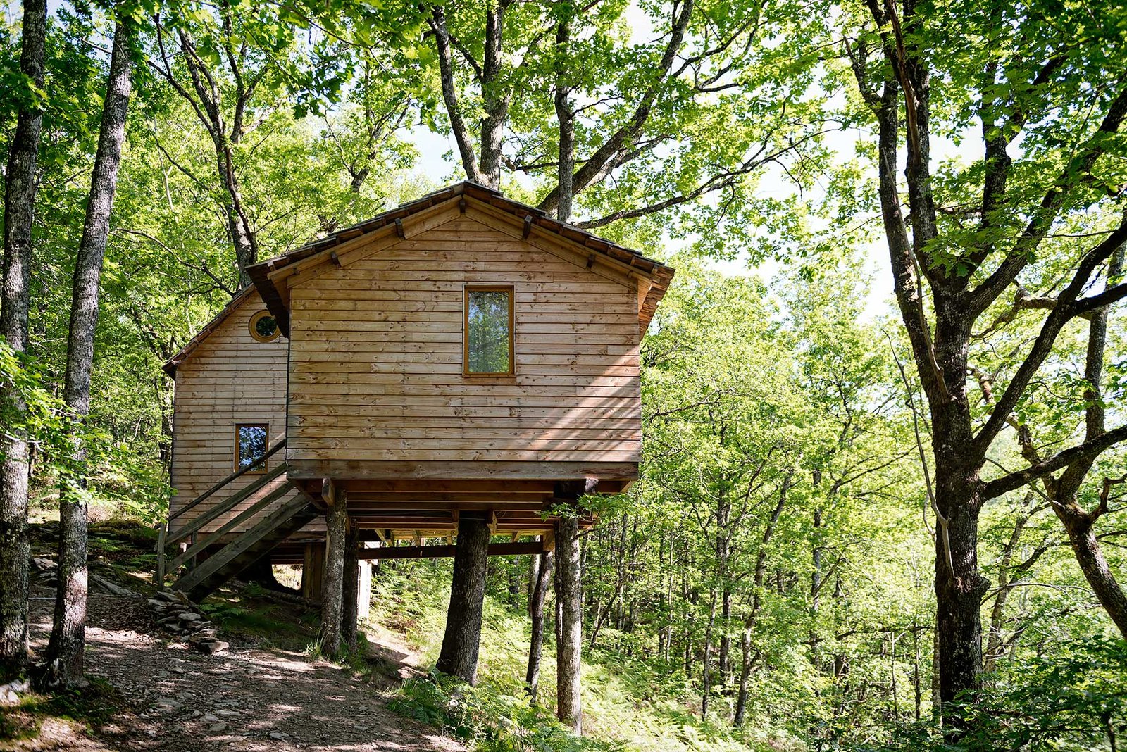 Where to stay in Corrèze (France). What about a beautiful tree house overlooking the Dordogne river.