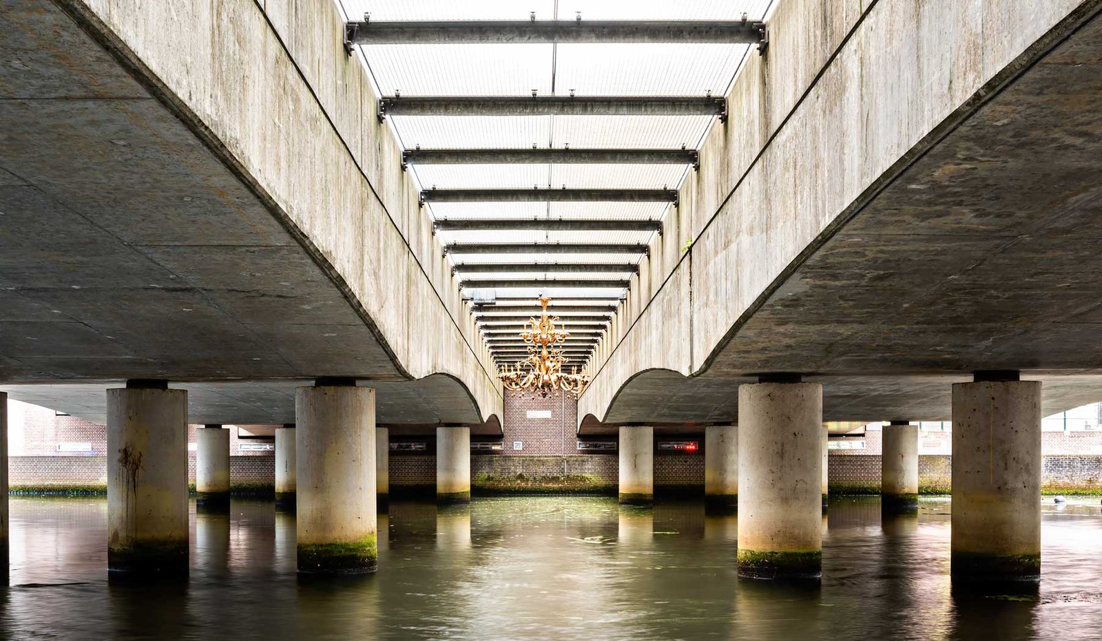 Kroonluchter onder brug in Amersfoort. Kunstwerk door Kathrin Schlegel