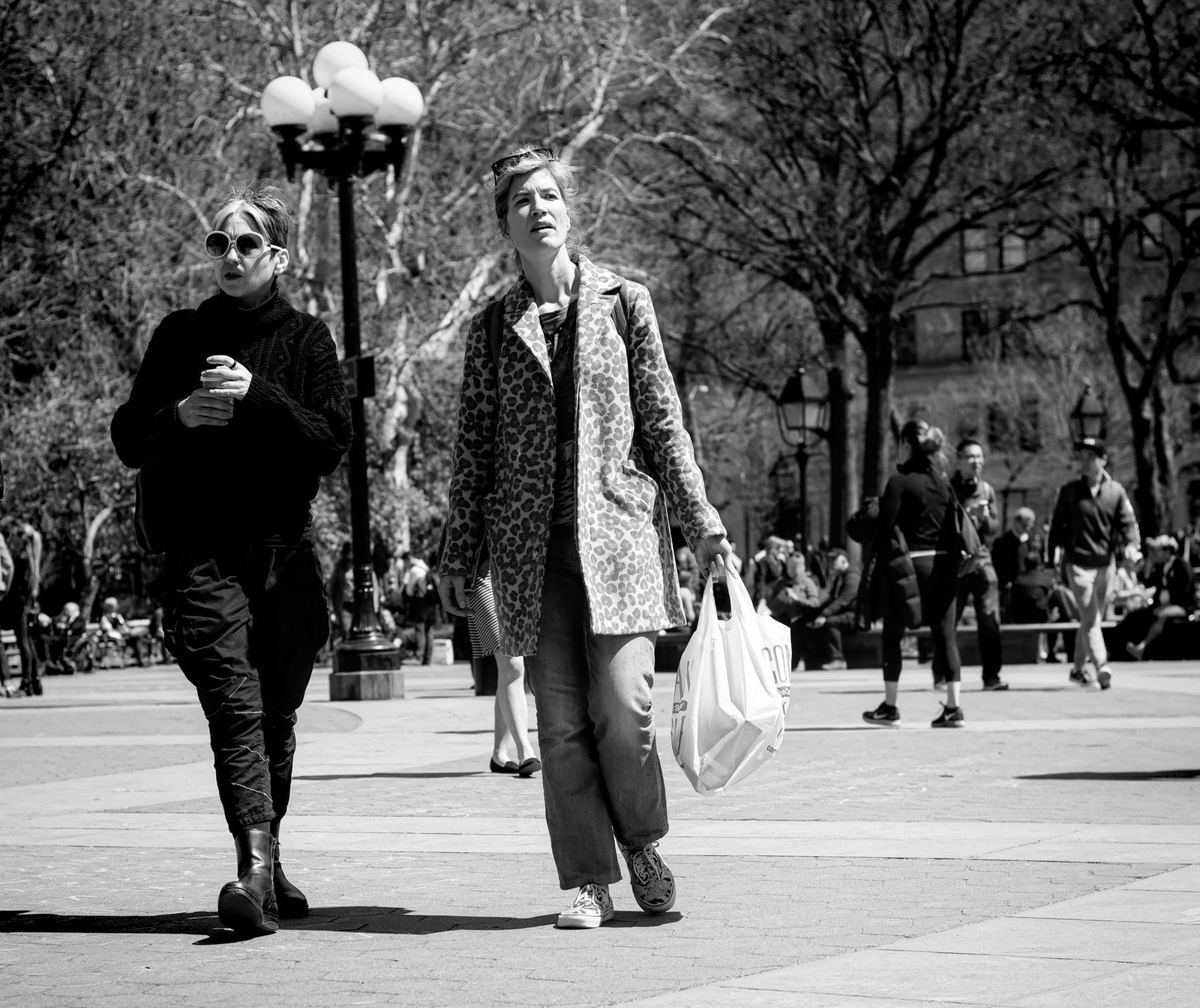 Washington Square Park in New York. More New York moments in black & white on Urban Pixxels: http://urbanpixxels.com/new-york-bw 