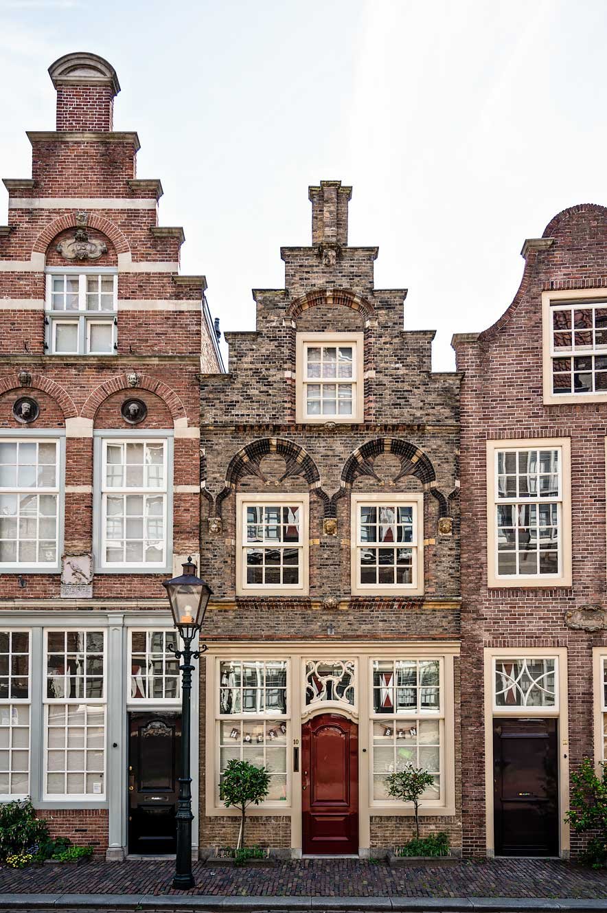 Oude gevelwoningen in de Hofstraat in Dordrecht