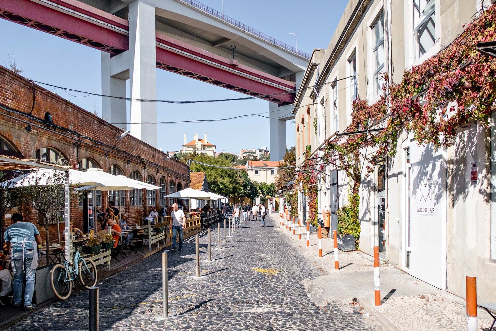 Wat te doen in Lissabon in 3 dagen: 10 tips voor bezienswaardigheden &amp; shoppen in Lissabon - LX Factory. Industrieel en creatief gebied met coole winkels, kunstgalerijen en leuke restaurants