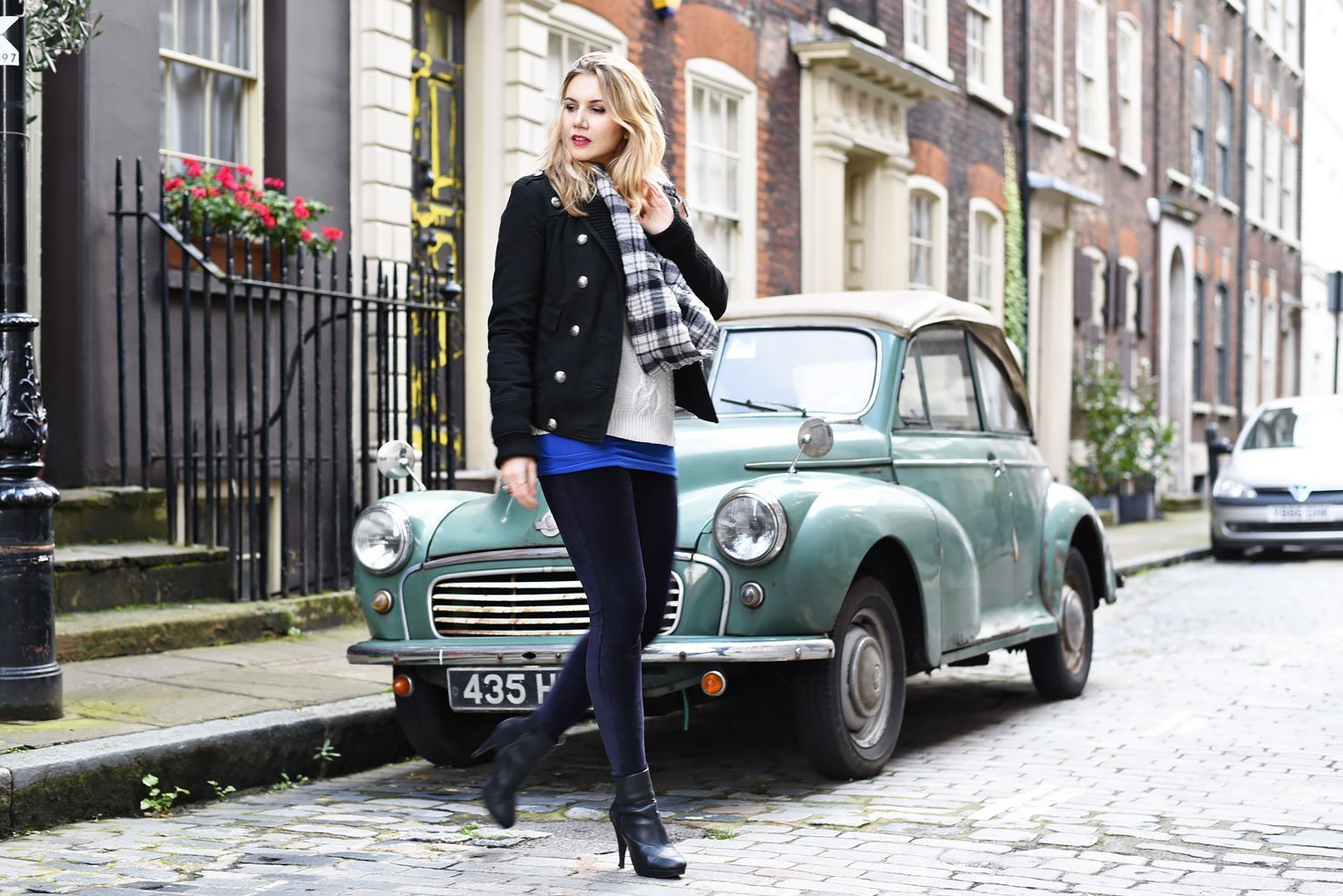 A vintage car and cobblestones as the perfect decor for a fashion shoot with Chiara of Ma Che Davvero in Shoreditch
