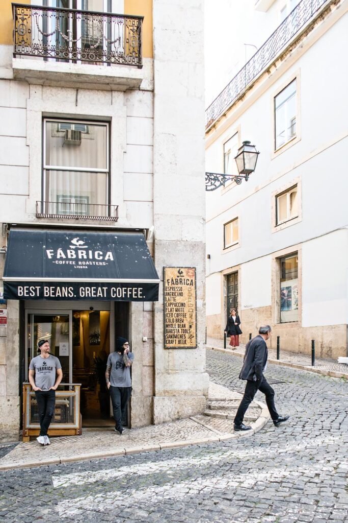 De beste tips voor waar je de beste koffie kunt krijgen in Lissabon, Portugal. Fabrica Coffee Roasters.