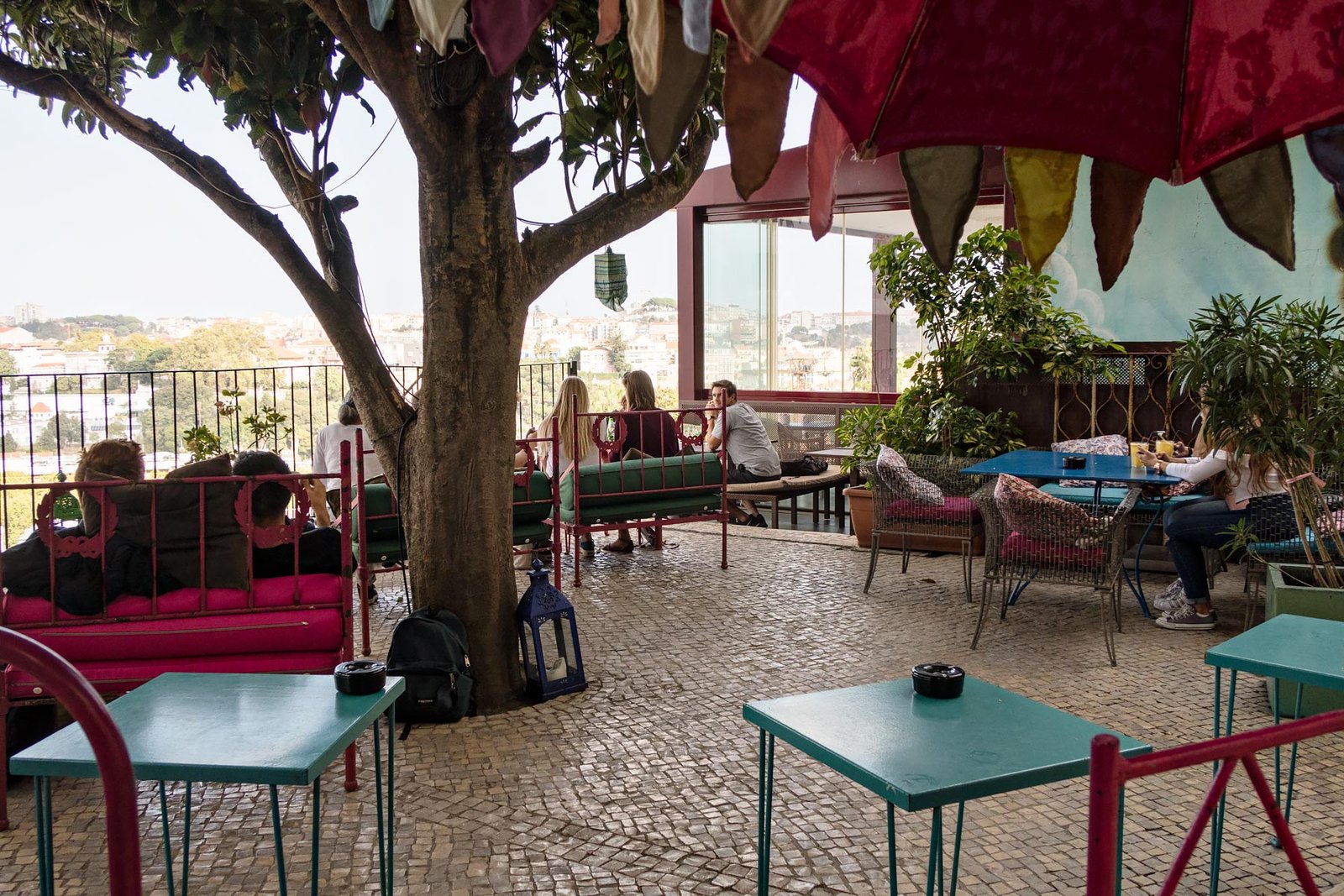 Tips om lekker te eten in Lissabon met de leukste restaurants. Lost In tuin met uitzicht over Lissabon.
