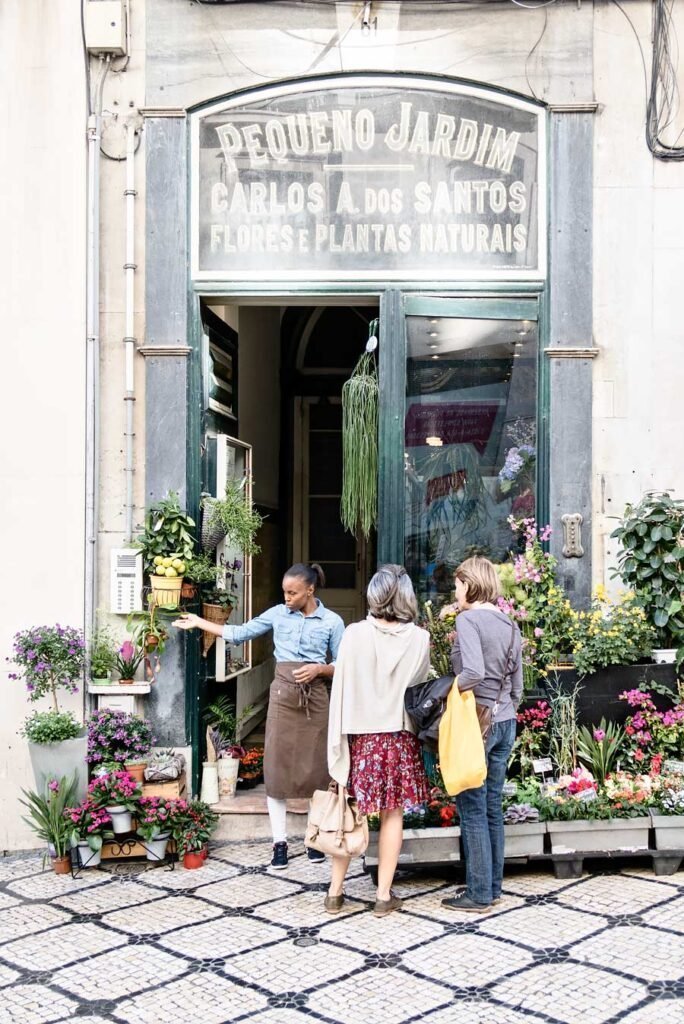 Lisbon in 3 days - Flower shop with customers. Pequeno Jardim 