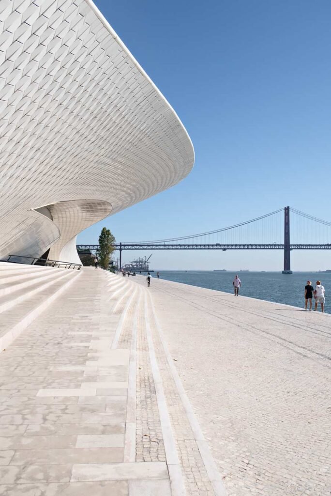 10 Shoppen Hotspots &amp; Bezienswaardigheden in Lissabon - Het Museum voor Kunst, Architectuur en Technologie (MAAT) 