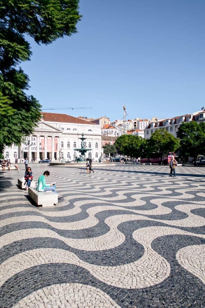 Bezienswaardigheden in Lissabon - Rossio plein met zijn interessante tegelpatroon