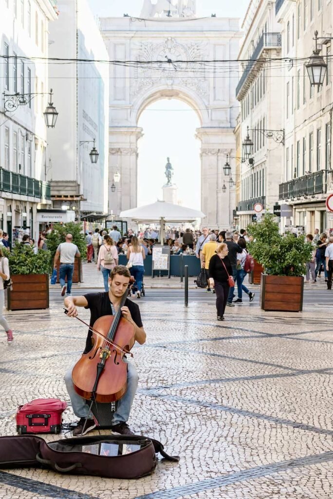 Muzikant speelt cello in de straten van Lissabon