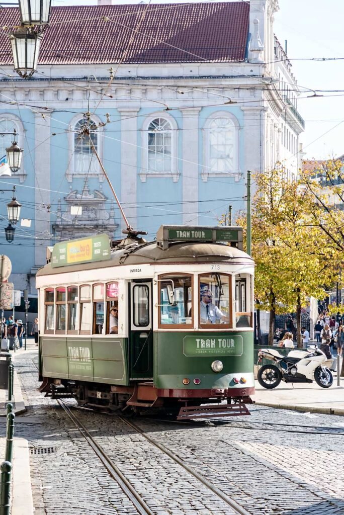 Lissabon in 3 dagen. Groene vintage tram door de straten van Lissabon
