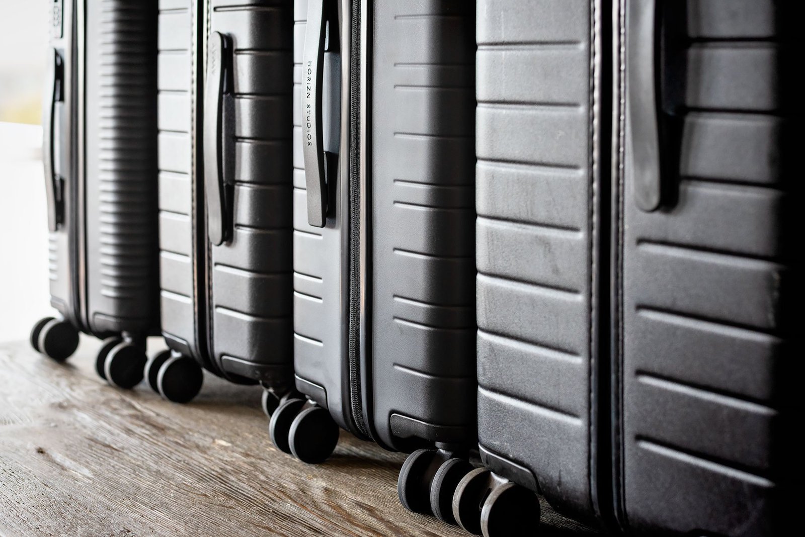 Smart Luggage: Horizn Studios versus Away. Which Smart Suitcase is better? Comparison between Away and Horizn Studios, both carry-on and check-in suitcase. With video!