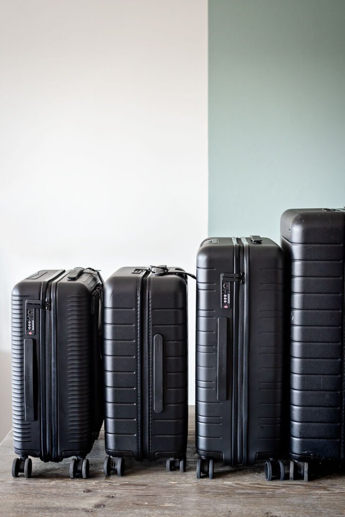 Smart Luggage: Horizn Studios versus Away. Which Smart Suitcase is better? Comparison between Away and Horizn Studios, both carry-on and check-in suitcase. With video!