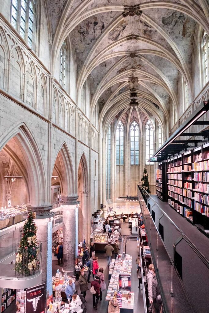 Boekhandel Dominicanen in Maastricht (Nederland) gevestigd in een 13e-eeuwse gotische Dominicanenkerk. Een van de mooiste boekwinkels ter wereld. 15 geweldige food &amp; shopping hotspots in Maastricht.