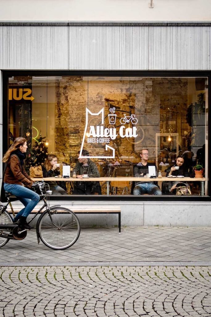 Alley Cat Bikes &amp; Coffee, een combinatie van een koffiebar en fietsenwinkel + werkplaats in Maastricht. 