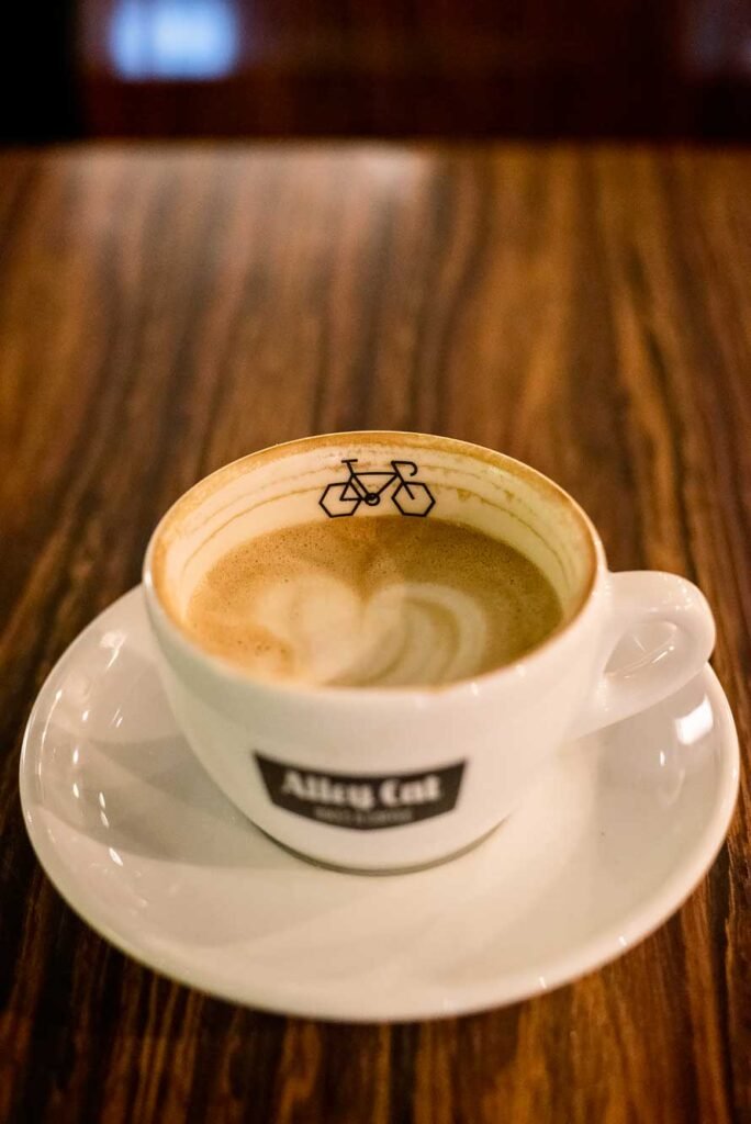 Alley Cat Bikes &amp; Coffee, een combinatie van een koffiebar en fietsenwinkel + werkplaats in Maastricht. 