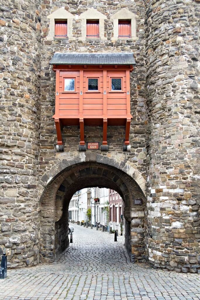 Helpoort, de oudste stadspoort van Nederland in Maastricht