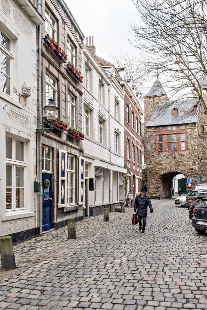 Jekerkwartier met de Helpoort, de oude stadspoort in Maastricht
