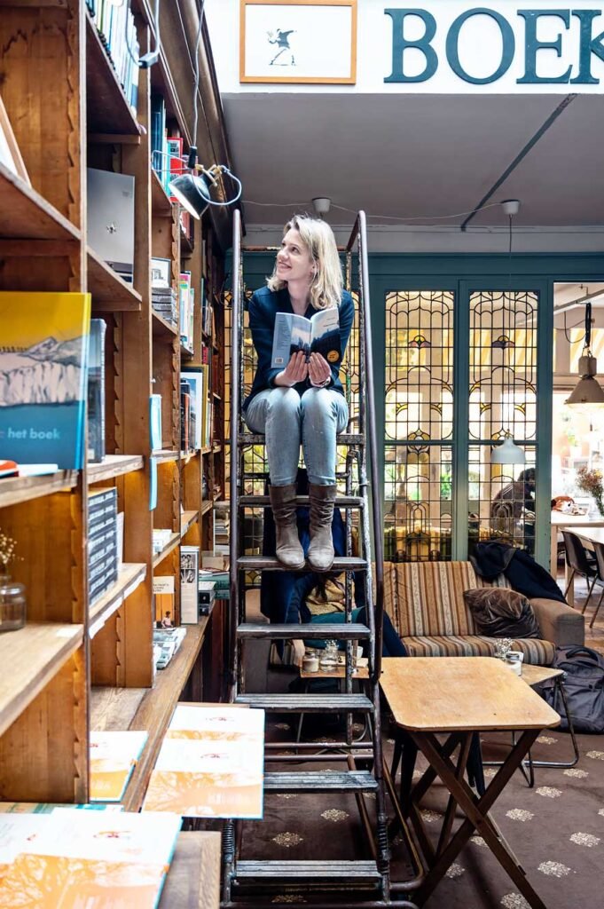 Jacintha in boekwinkel en café Bookstor in Den Haag