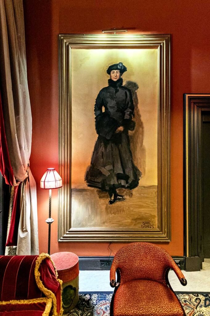 Schilderij door Isaac Israels van Mata Hari in Hotel des Indes in Den Haag