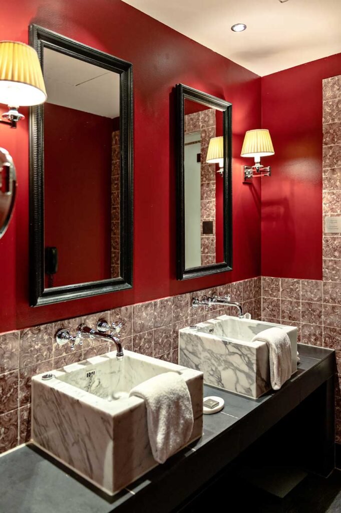 Rode badkamer in Hotel des Indes in Den Haag