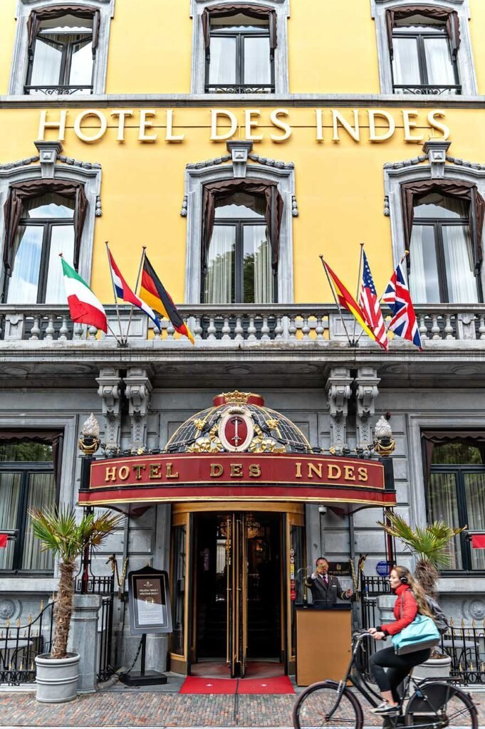 Ingang van Hotel des Indes, een luxe 5-sterren hotel in Den Haag