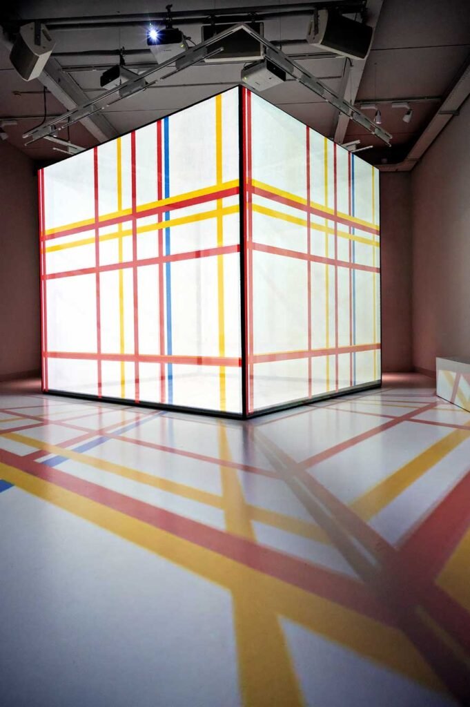 Lichtinstallatie 'New York' in het Mondriaanhuis in Amersfoort