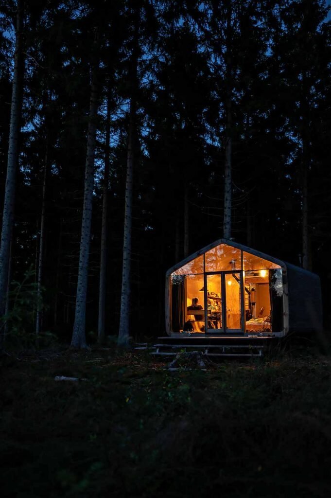 Cabiner cabin in de natuur in het donker
