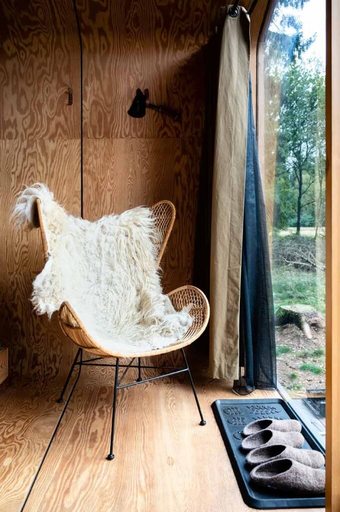 Moderne stoel in de Cabiner cabin in Drenthe
