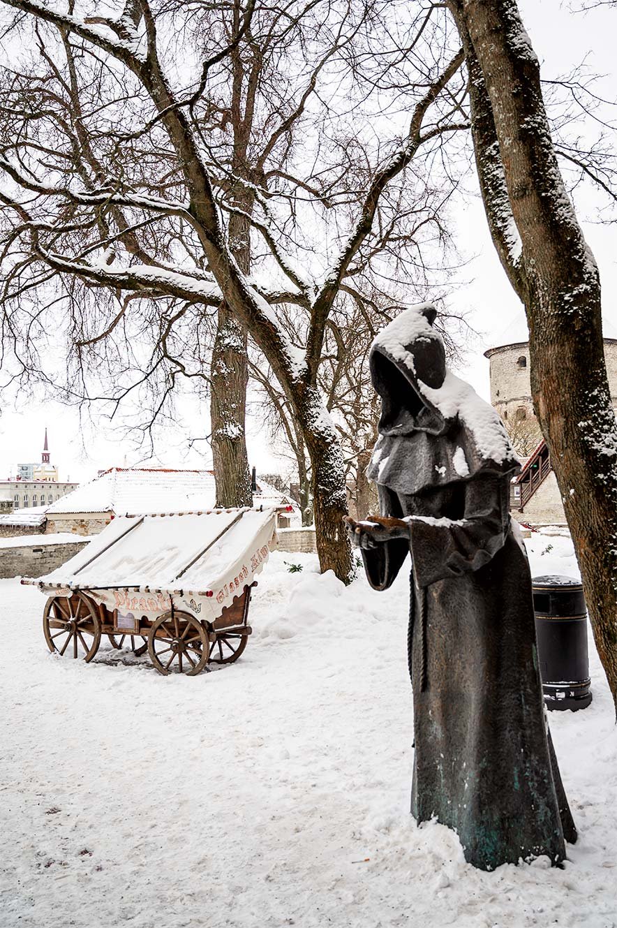 Tuin van de Deense Koning in Tallinn in de sneeuw met bronzen beelden van monniken