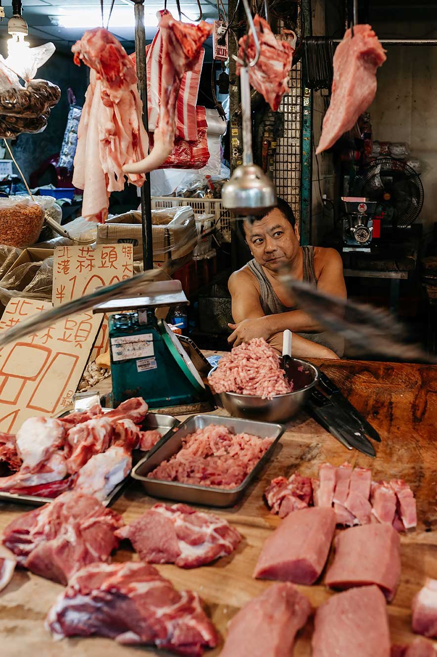 Taipei Eats food tour - man verkoopt vlees op de markt