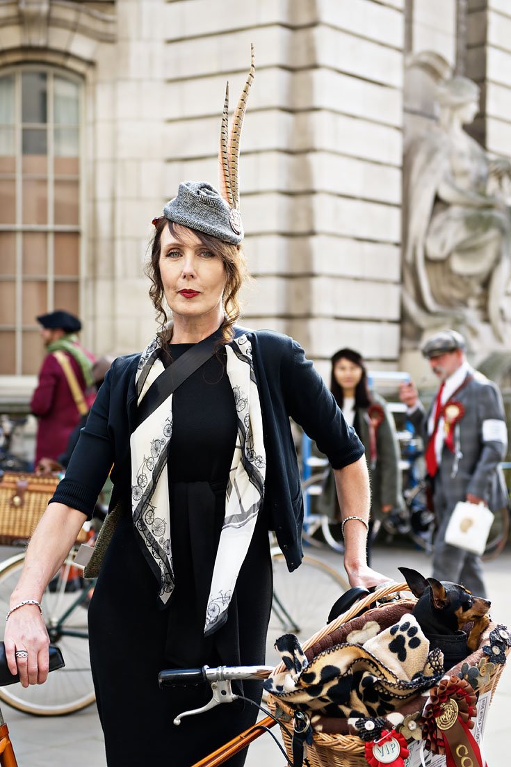 Tweed Run in London (2015) - Woman with hat posing with bike