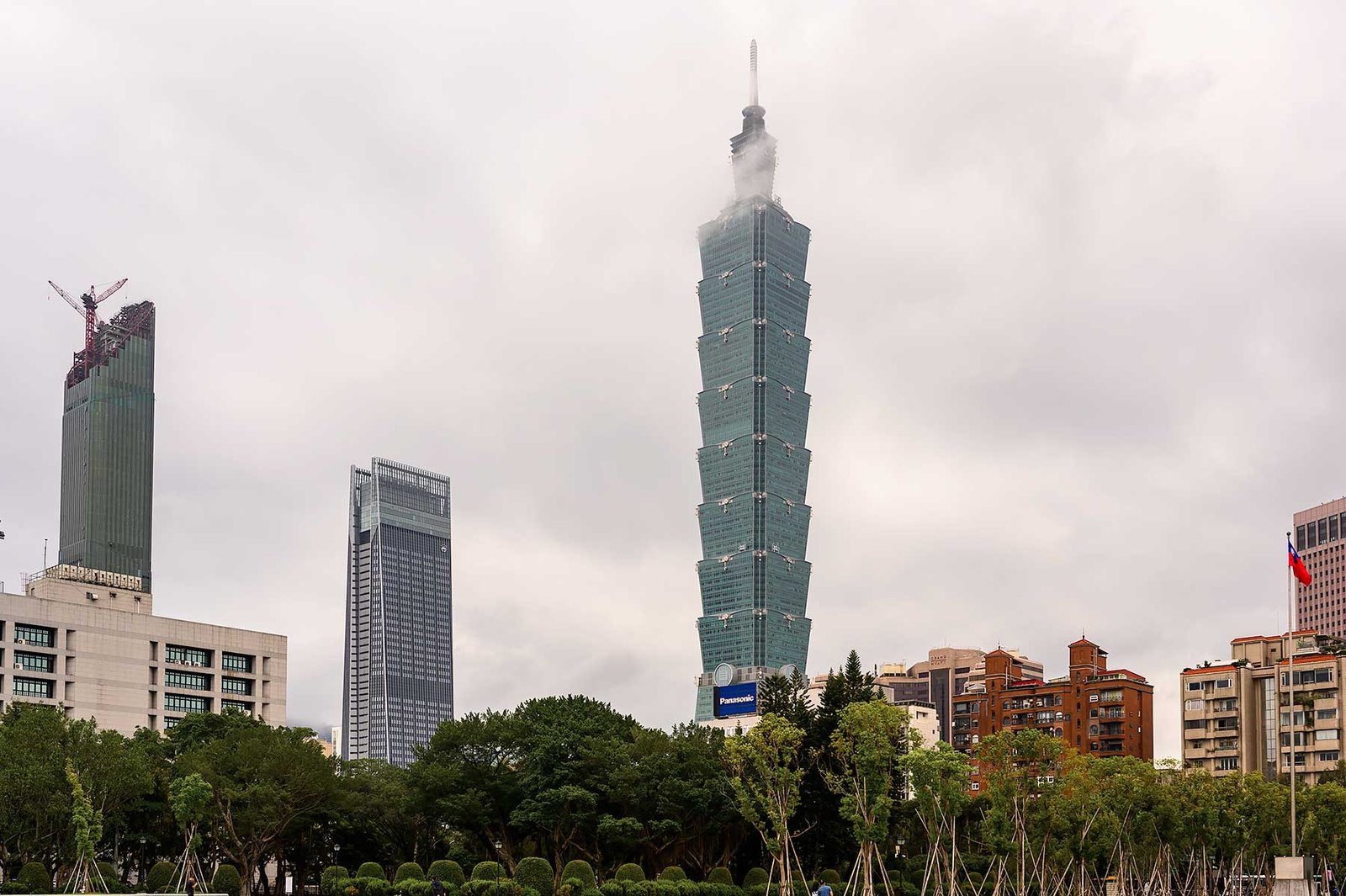 Taipei 101 on a cloudy day - How many days in Taipei