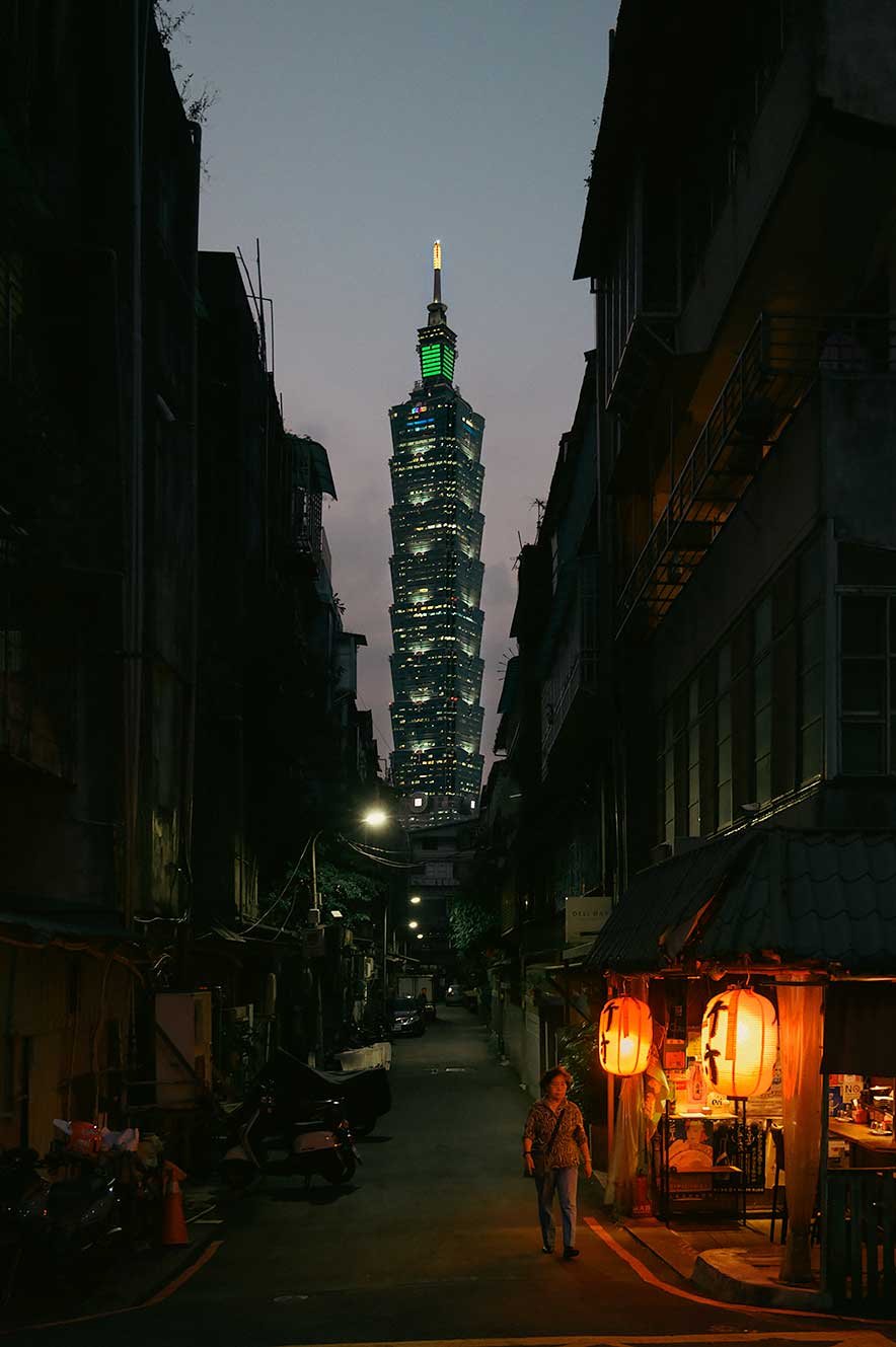 Hotspot 101 - street in Taipei with the best view of Taipei 101 at night