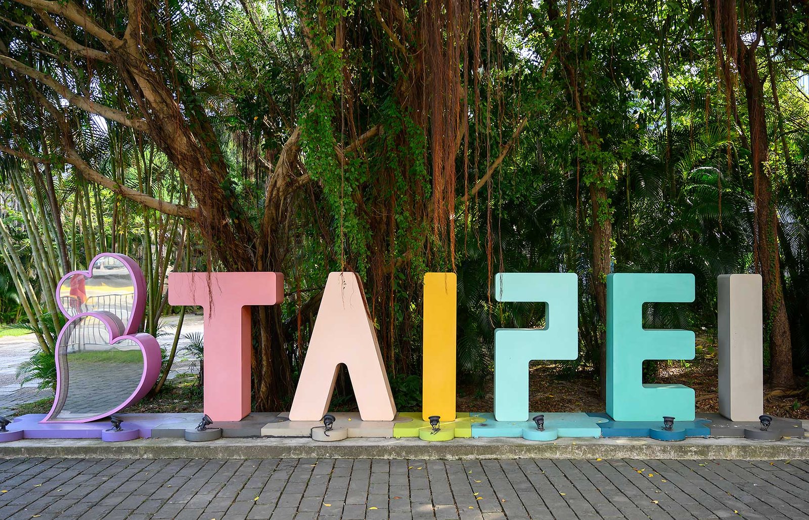 Songshan Cultureel en Creatief Park met het kleurrijke Taipei teken