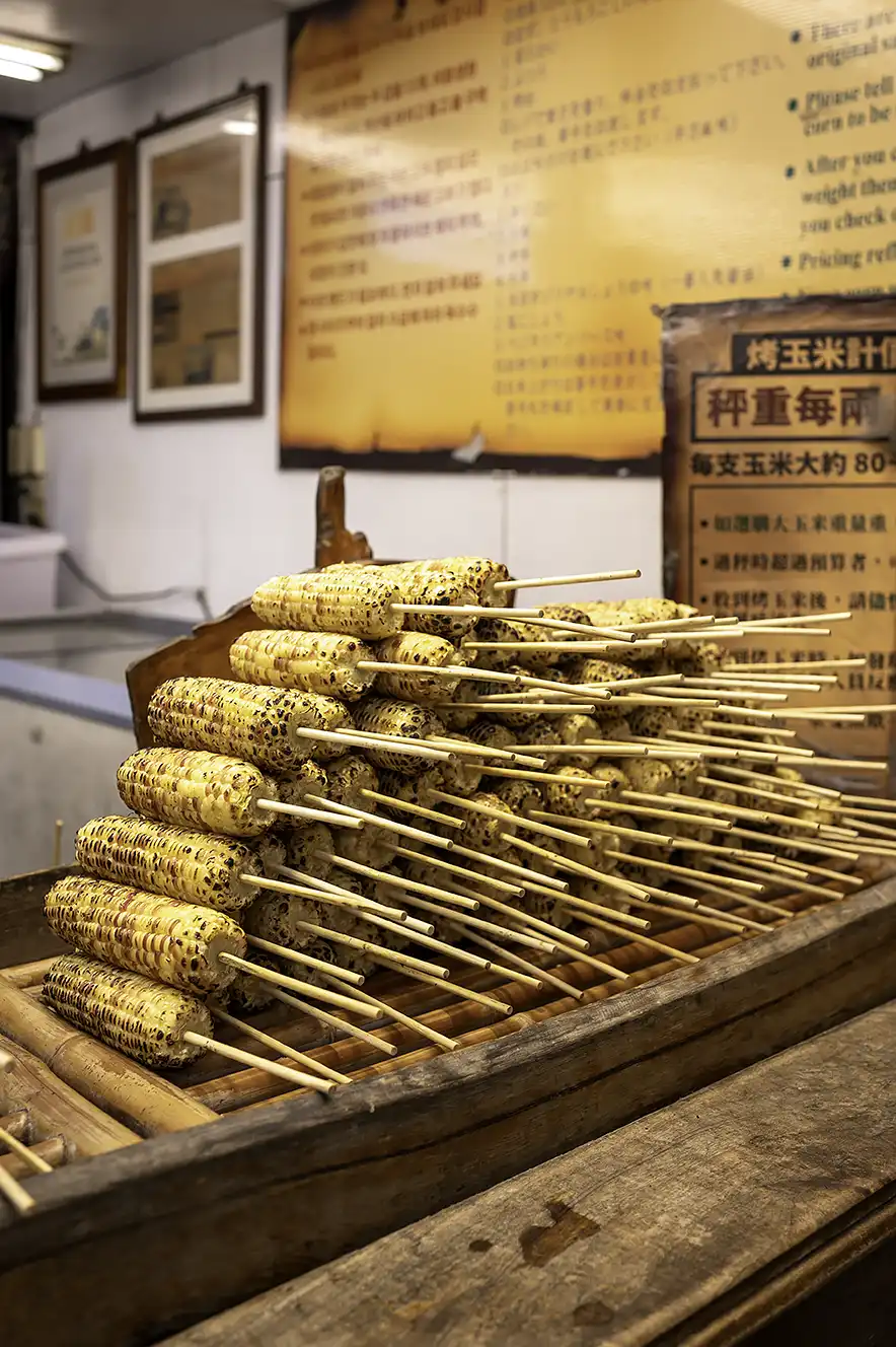 BBQ Corn on a stick in Dongdamen Night Market in Hualien, de grootste avondmarkt aan de oostkust van Taiwan.