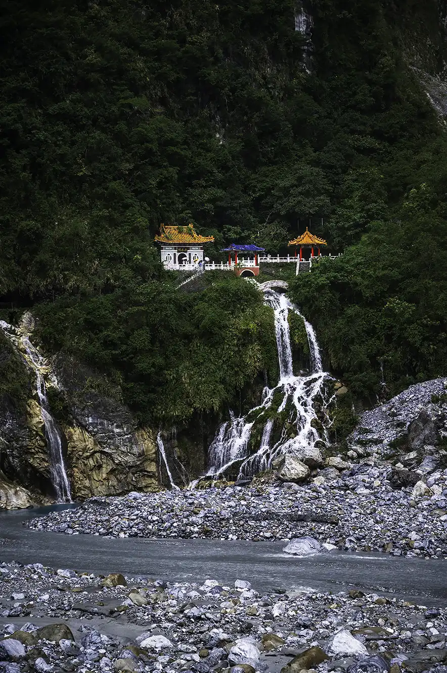 Eternal Spring Shrine, ook bekend als de Changchun shrine in Taroko National Park. Een van de mooiste bezienswaardigheden tijdens een dagtrip in Taroko Gorge vanuit Hualien