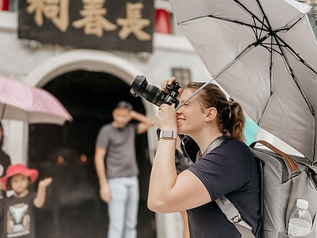 Jacintha die met haar camera foto's neemt van de Eternal Spring Shrine in Taroko National Park