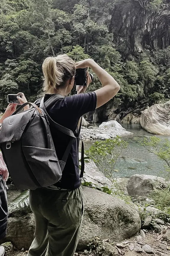 Jacintha met camera die foto's neemt van de Shakadang Rivier in Taroko Gorge national park. 