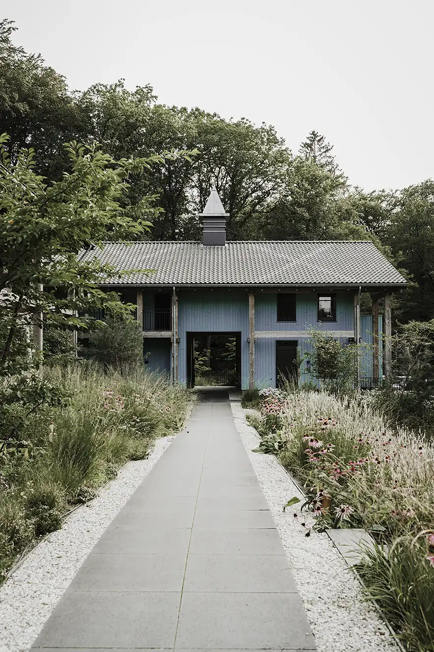 Blauw Poortgebouw met de Suites bij Boutique Hotel Beekhuizen in Velp