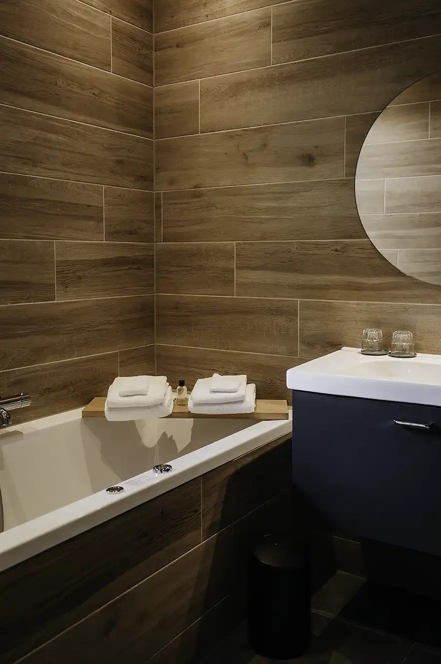 Bathroom with jacuzzi at Boutique Hotel Beekhuizen