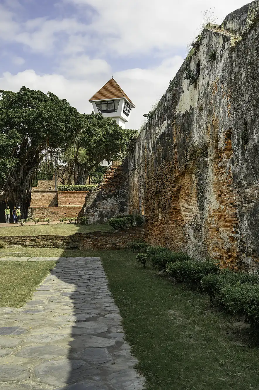 Fort Zeelandia ook bekend als Anping Fort is een van de belangrijkste bezienswaardigheden om te bezoeken in Tainan, Taiwan. Dit is de muur die door de VOC is gebouwd in de 17e eeuw en nog steeds te zien is.  