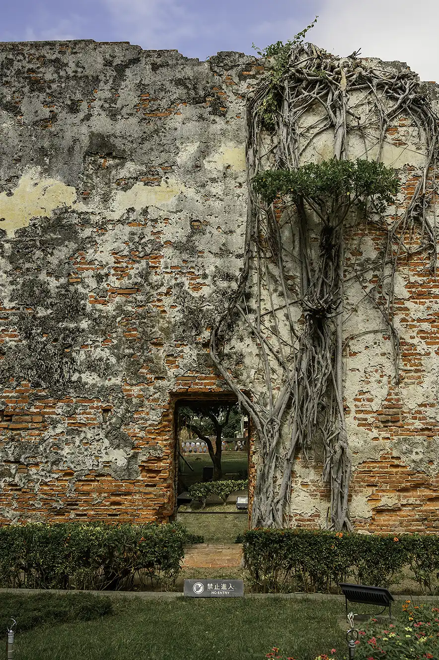 Fort Zeelandia ook bekend als Anping Fort is een van de belangrijkste bezienswaardigheden om te bezoeken in Tainan, Taiwan. Dit is de muur die door de VOC is gebouwd in de 17e eeuw en nog steeds te zien is.  