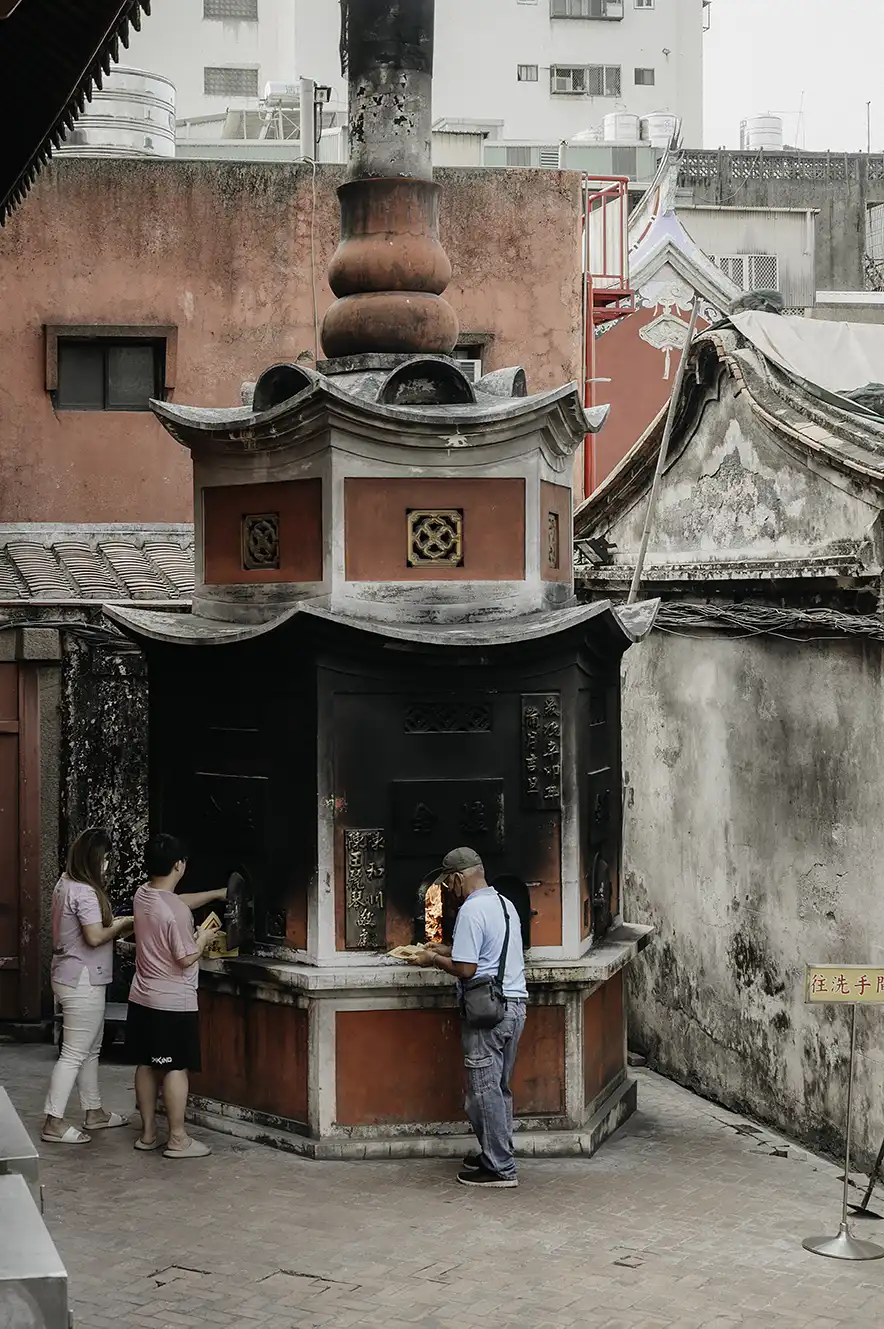 Mensen verbranden joss papier bij de Grand Mazu Tempel in Tainan, Taiwan