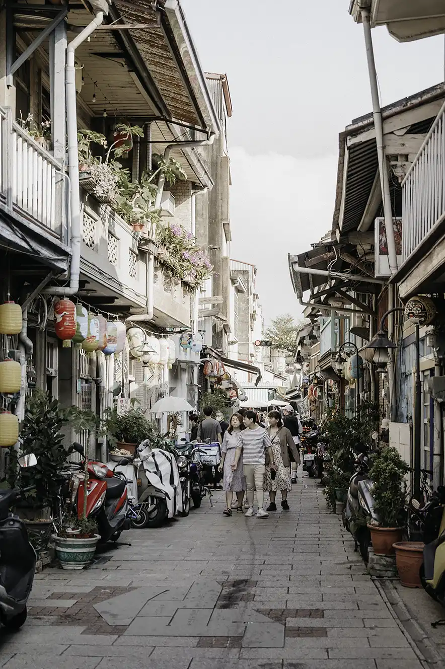 Mensen wandelen in Shennong Street, een van de mooiste stratenin Tainan die de moeite waard zijn om te bezoeken