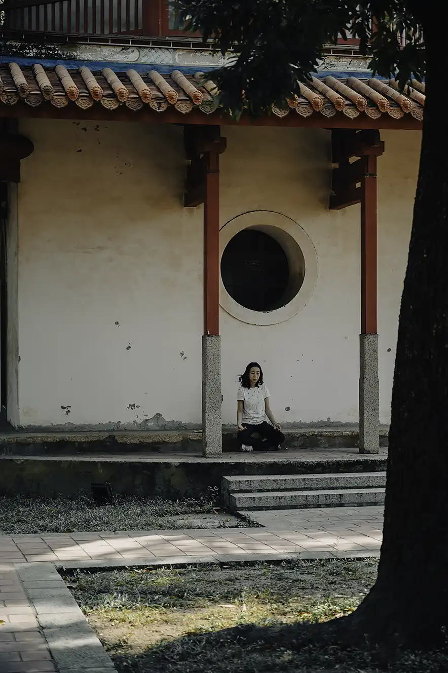 Een vrouw mediteert bij de Confucius Tempel in Tainan