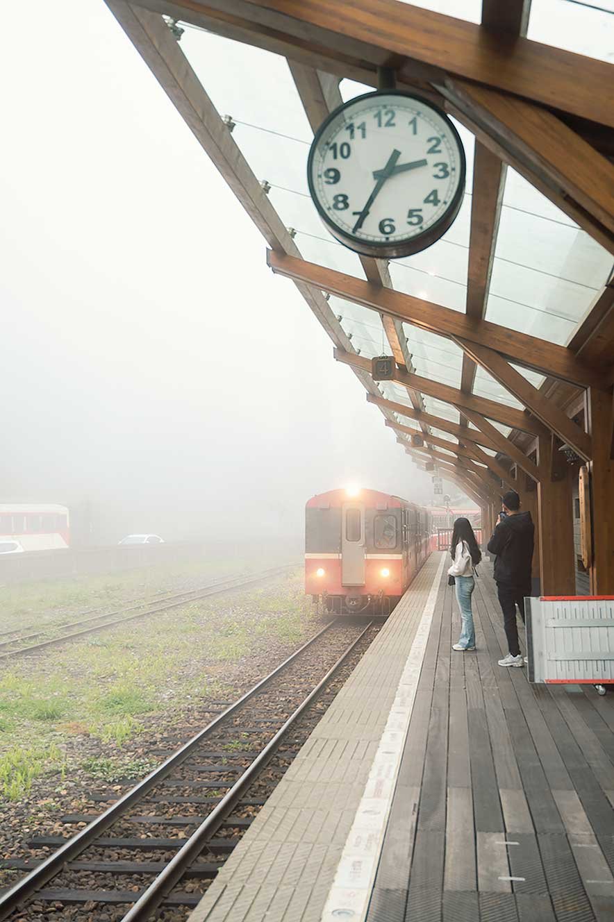 Alishan Forest Railway trein vertrekt van het station