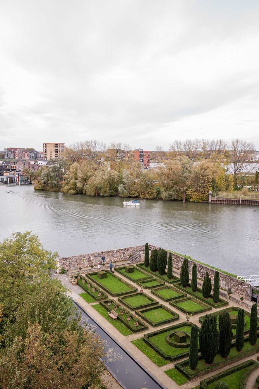 Uitzicht op de rivier Wantij vanuit de kamer in de watertoren bij Villa Augustus in Dordrecht. Een van de meest bijzondere boutique hotels in Nederland. 