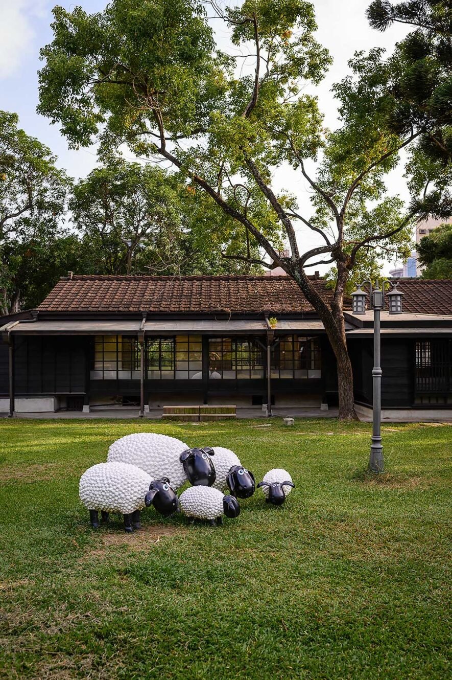 Schapen in het gras voor Hit Cat Cafe, Hinoki Village in Chiayi, Taiwan