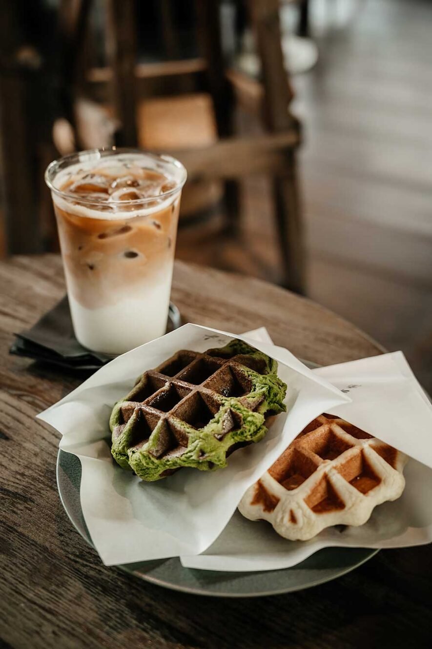 Iced coffee en luikse wafels bij Moku Sho, een van de mooiste cafes in Chiayi, Taiwan