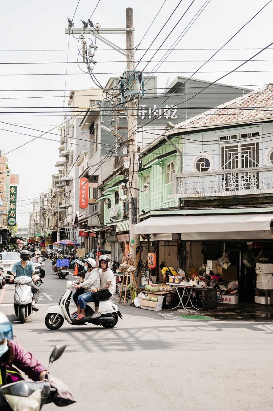 Straat en mensen op brommers in Chiayi, Taiwan