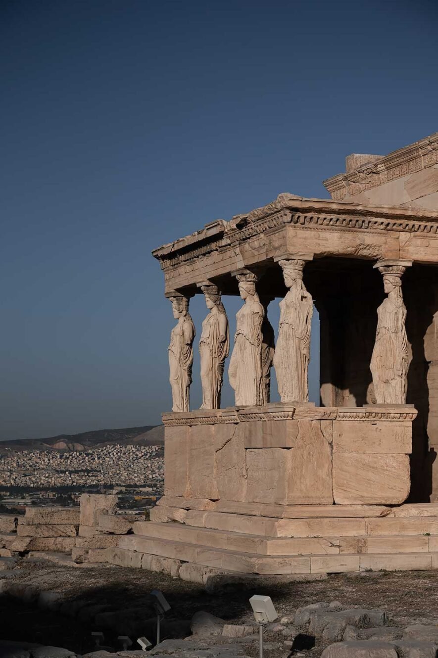 Erechtheion tempel op de Akropolis met standbeelden van vrouwen als pilaren.